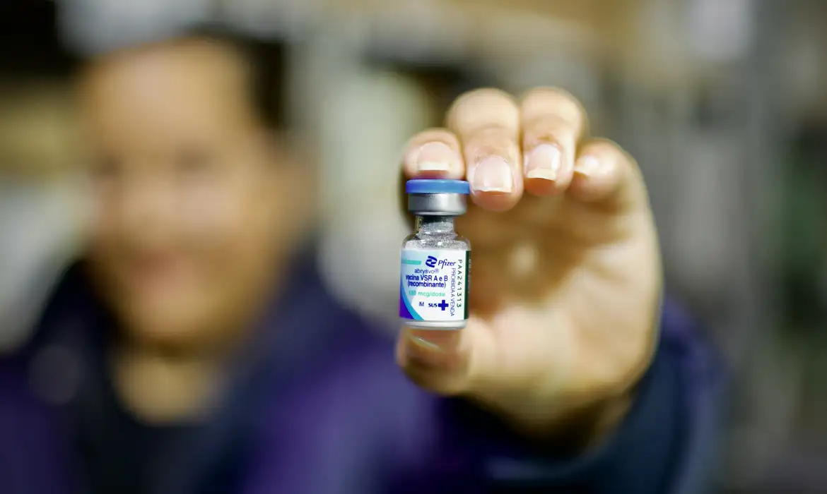 SUS lança vacina contra bronquiolite para bebês prematuros e com comorbidades: saiba quem tem direito e como funciona