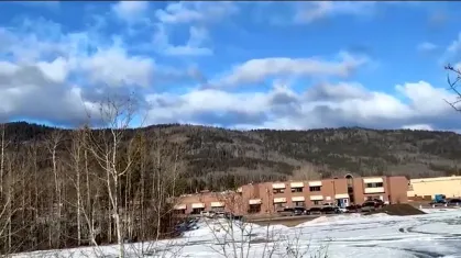 Chacina em escola no Canadá: Suspeito e mais 9 vítimas em ataque devastador em Tumbler Ridge, Colúmbia Britânica