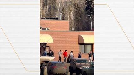 Vídeo Chocante: Alunos Fogem de Escola no Canadá com Braços Para Cima Após Ataque a Tiros Deixando Mortos e Feridos