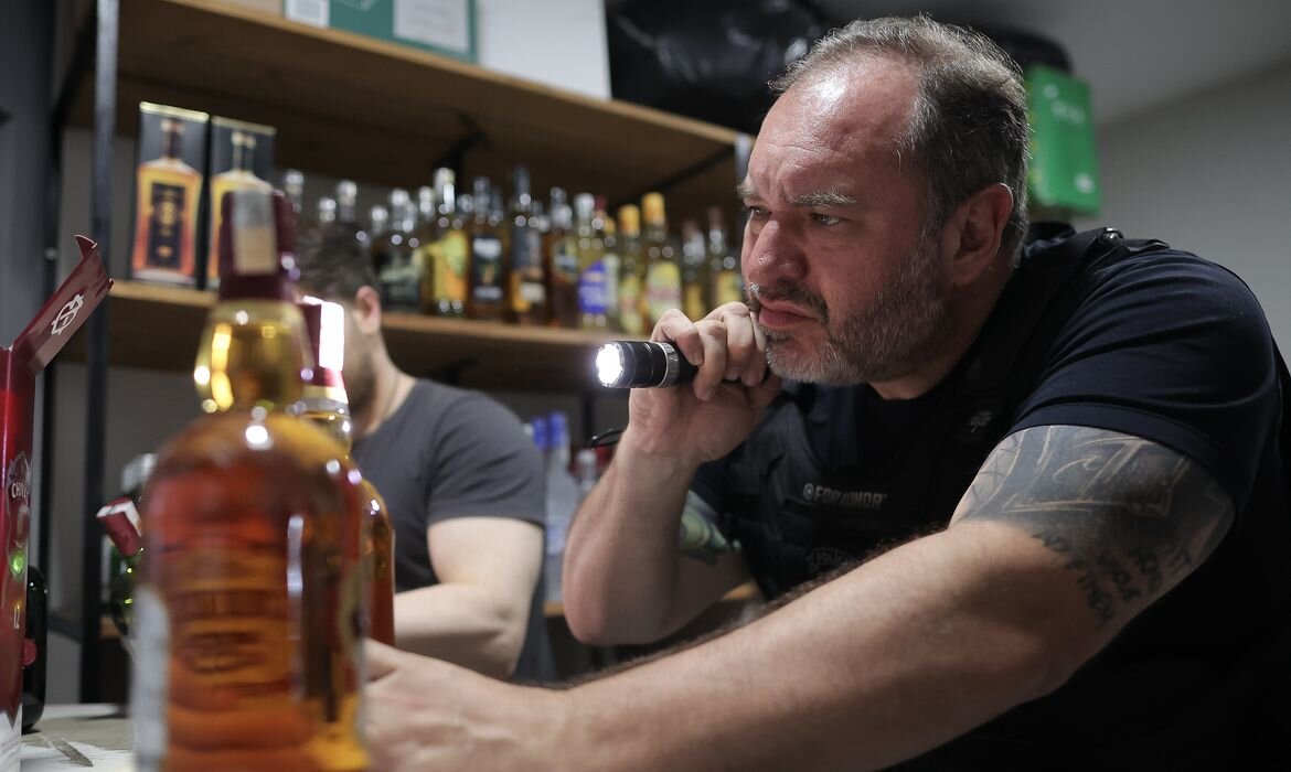 Carnaval em Alerta: Metanol em Bebidas Causa Mortes e Acende Sinal Vermelho em Diversos Estados Brasileiros