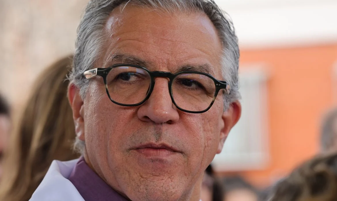 Guerra no Oriente Médio: Brasil monitora risco de desabastecimento e alta no preço de medicamentos