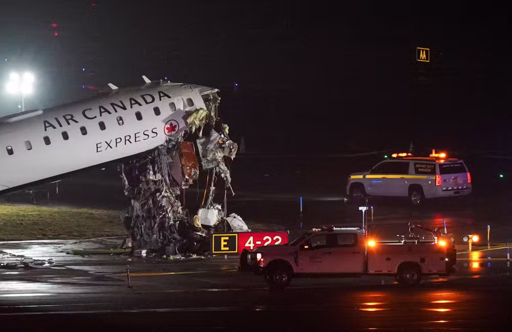 Avião da Air Canada Express colide com caminhão de bombeiros em Nova York, piloto e copiloto morrem, aeroporto LaGuardia fecha