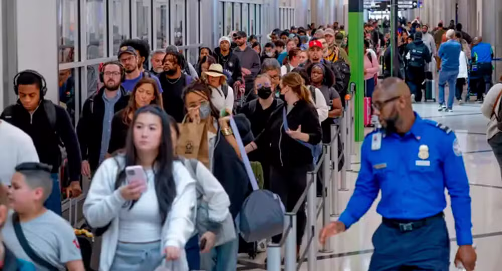 Caos em Aeroportos dos EUA: Filas Gigantes e a Controvérsia do ICE de Trump para Resolver a Crise