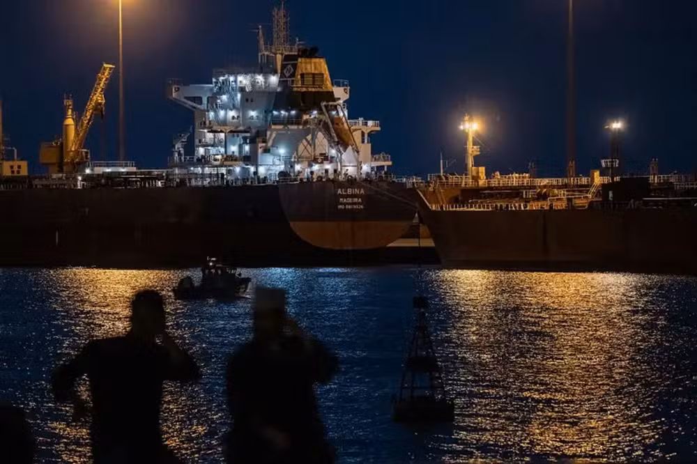 Irã Transforma o Estreito de Ormuz em Arma de Guerrilha Econômica Global: Entenda a Estratégia Assimétrica Que Ameaça o Petróleo Mundial