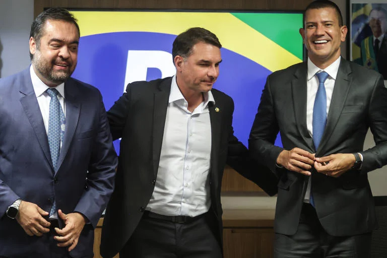 Flávio Bolsonaro: A Tática de Moderação que Escorrega em Pontes com o Bolsonarismo e o Passado Político do “01”
