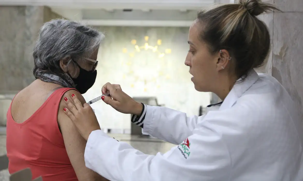Butantan busca idosos para testar nova vacina da gripe que promete maior proteção contra vírus influenza