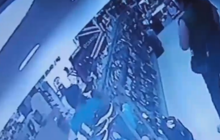 Câmeras Capturam Casal Sendo Flagrado Furta Sapataria no Centro de Manaus, Polícia Busca Identificá-los