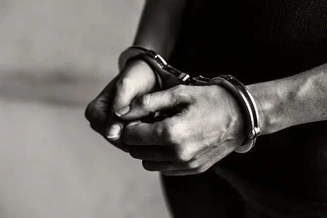 Ex invade casa e agride mulher com capacete em Manaus: suspeito é preso após violência doméstica chocante