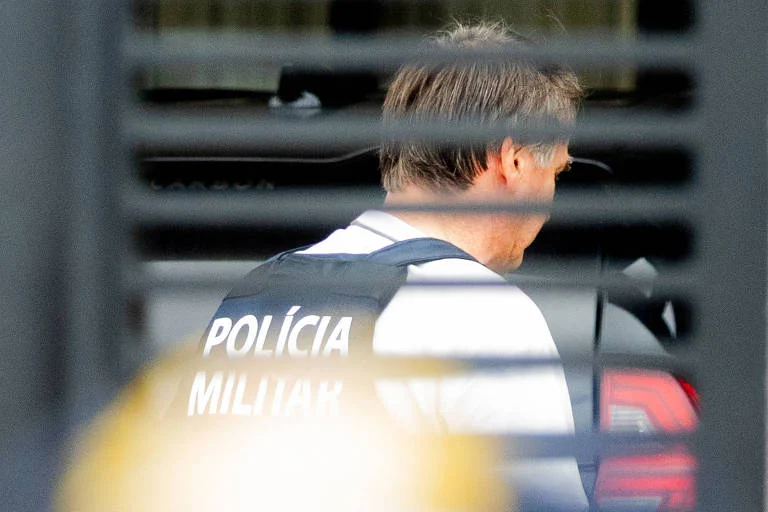 Bolsonaro em Prisão Domiciliar: Um Mês de Filmes, Cachorros e Michelle Confinada em Rotina de Cuidados Intensivos