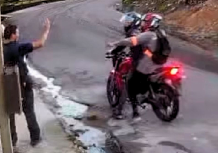 Vídeo Chocante: Dupla de moto rouba celulares de moradores em plena luz do dia na Zona Norte de Manaus