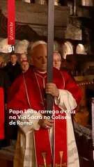 Papa Leão XIV honra tradição centenária ao carregar cruz na Via Crucis em Roma, um gesto inédito em décadas