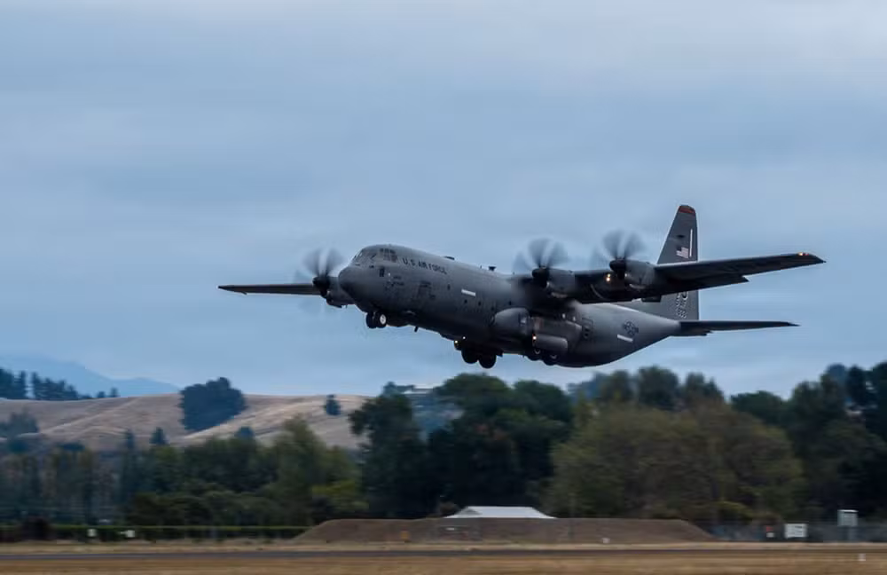 Resgate de piloto no Irã: EUA destroem 2 aviões C-130 com defeito e expõem versatilidade do avião militar mais usado no mundo