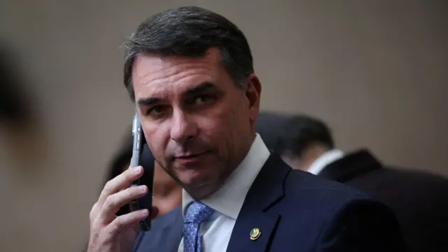 “Bomba de R$ 134 milhões” faz candidatura de Flávio Bolsonaro despencar nas apostas, aponta The Economist