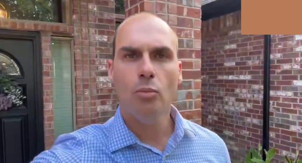 Eduardo Bolsonaro chama polícia dos EUA após jornalista do Intercept visitar sua casa no Texas; ele cita armas e diz se sentir ameaçado
