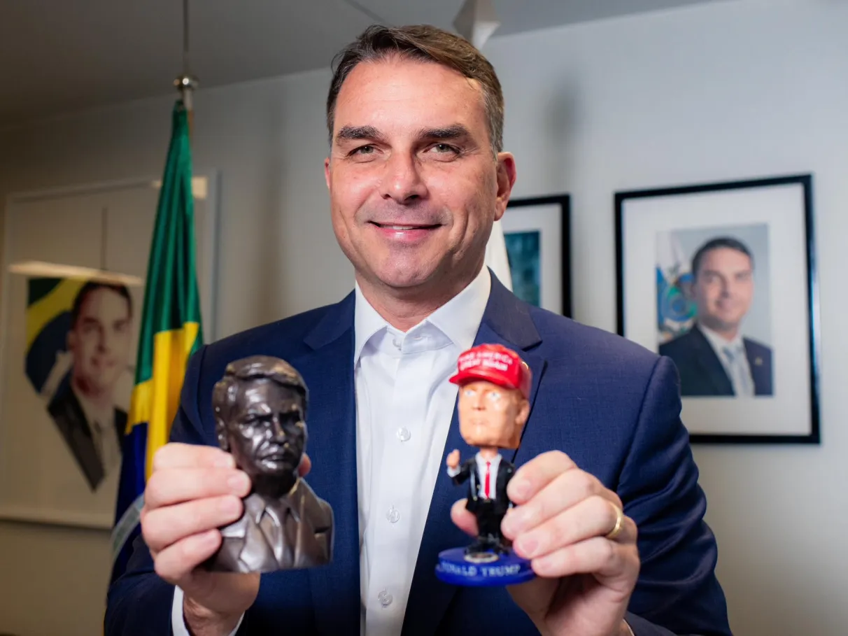 Sem horário na Casa Branca: agenda de Trump ignora presença de Flávio Bolsonaro em Washington
