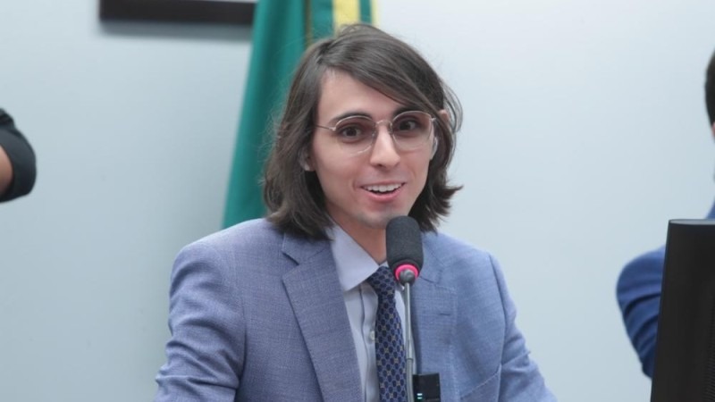 Amom anuncia PEC que transforma vereadores em conselheiros sem salário