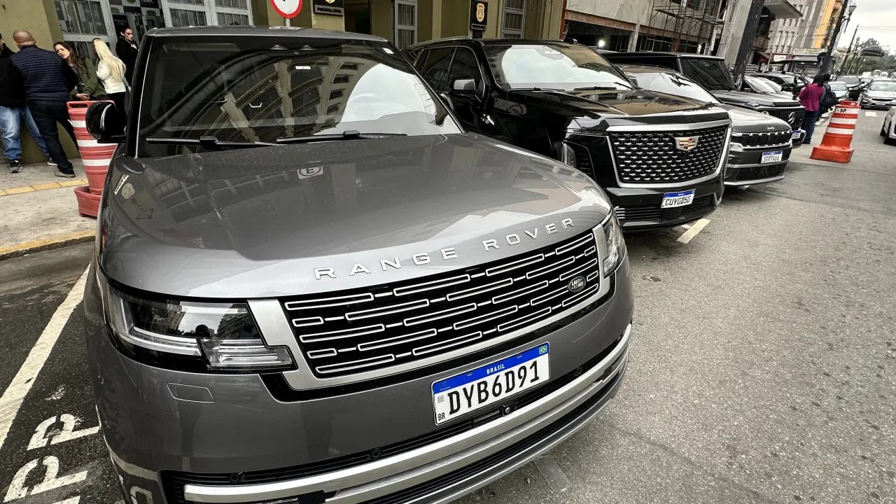 Polícia apreende carros de luxo em mansão de Deolane Bezerra em SP
