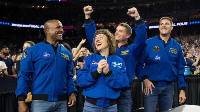 “Tudo é mentira”, dispara homem ao encarar astronautas da missão Artemis II