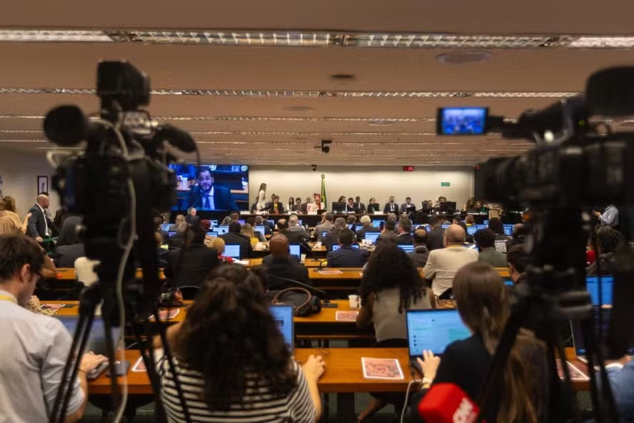 Comissão aprova o fim da escala 6×1 e a redução da jornada de 44 para 40 horas semanais