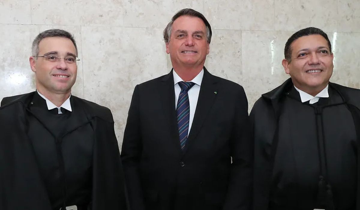 “Tradição vence prisão”: Nunes Marques convida Bolsonaro para posse no TSE