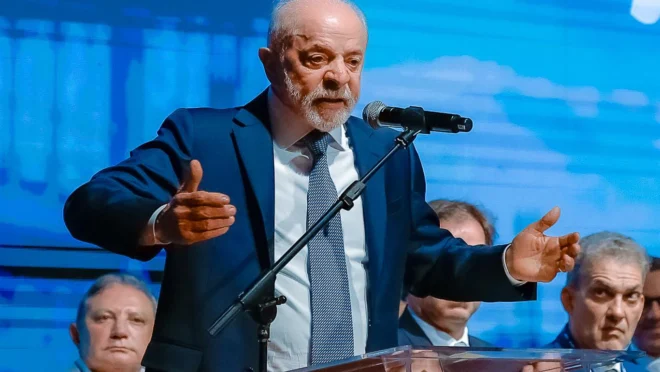 Lula assina decretos que mudam regras para plataformas digitais e ampliam proteção às mulheres