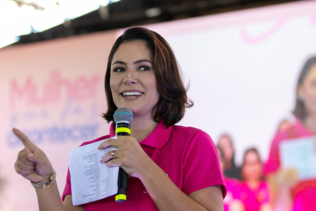 Michelle Bolsonaro entra na briga e posa com detergente da Ypê após suspensão da Anvisa