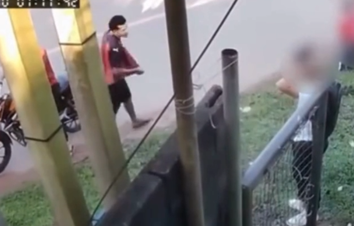 VÍDEO: Estudantes são assaltados em parada de ônibus na Zona Oeste de Manaus por dupla em motocicleta; criminosos ameaçam atirar em vítima