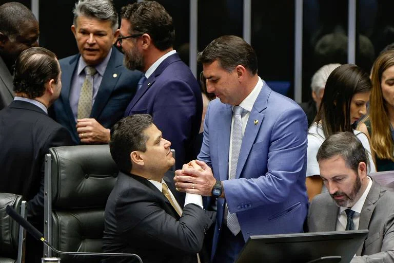 Flávio Bolsonaro nega acordo para trocar CPI do Master por dosimetria, mas acusa PT de atrapalhar investigações