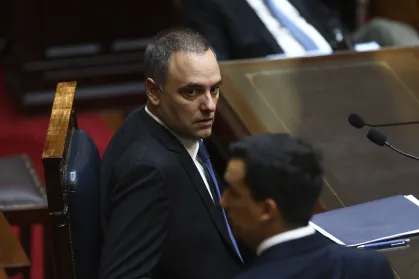 Milei Defende Chefe de Gabinete Manuel Adorni em Meio a Escândalos de Patrimônio e Despesas, Após Sessão Tumultuada