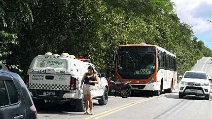 Chocante: Homem é executado a tiros dentro de ônibus em Manaus; suspeito foge em meio a pânico