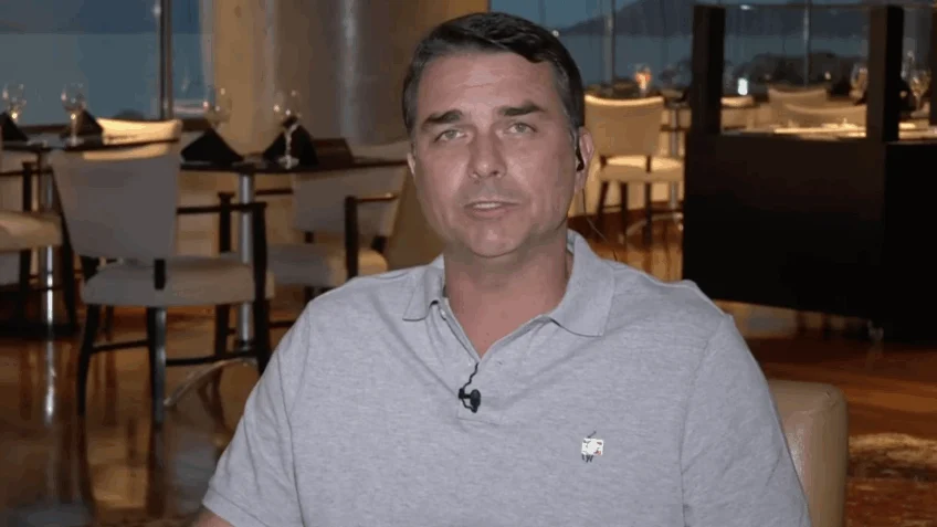 Flávio Bolsonaro garante que será o presidente, não o pai, em caso de vitória: ‘Jair terá o cargo que quiser’