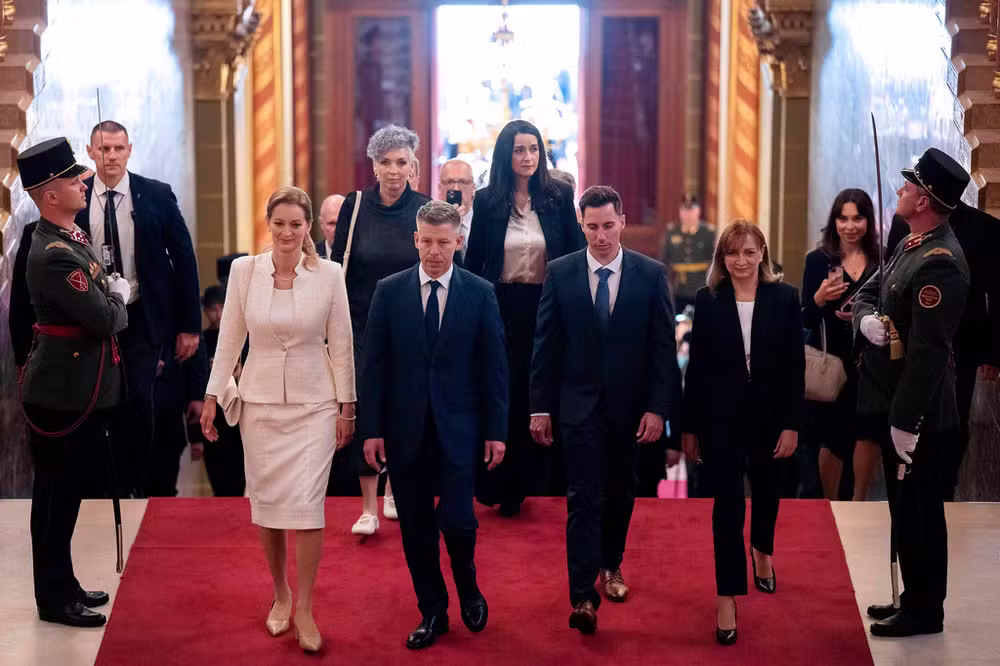 Péter Magyar assume como Primeiro-Ministro da Hungria, encerrando 16 anos de Orbán e prometendo virar a página com a UE