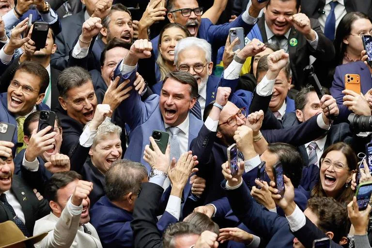 Bolsonaristas Atacam STF com Nova PEC da Anistia Pós-Dosimetria, Mas Congresso Espera Validação da Corte
