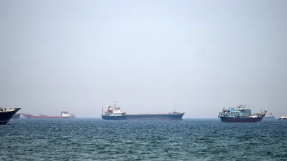 Superpetroleiro Chinês Yuan Hua Hu Cruza Estreito de Ormuz em Meio a Tensão Geopolítica e Acordos de Petróleo com o Irã