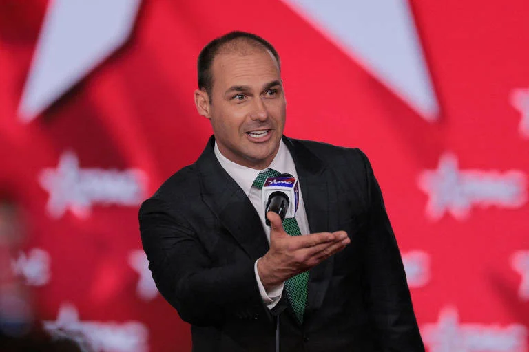 Tensão na Direita: Eduardo e Carlos Bolsonaro Rebatem Romeu Zema Após Críticas a Flávio Bolsonaro e Daniel Vorcaro