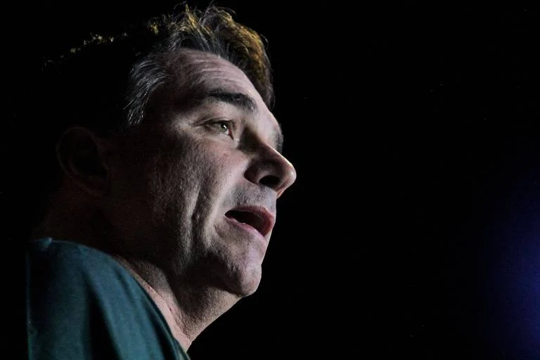 Elo de Flávio Bolsonaro com ex-banqueiro Vorcaro vira polêmica e divide opiniões entre bolsonaristas e aliados de Lula; PF é apontada como chave