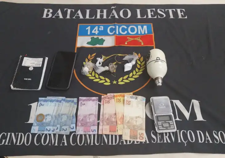 PMAM Detém Trio e Descobre Tesouro de Drogas Escondido em Barraca de Rua em Manaus; Veja o que foi apreendido