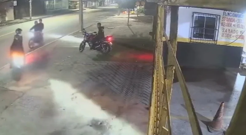 Vídeo Chocante: Motoqueiro é Encurralado e Executado por Criminosos em Jacarepaguá; Motocicleta Roubada