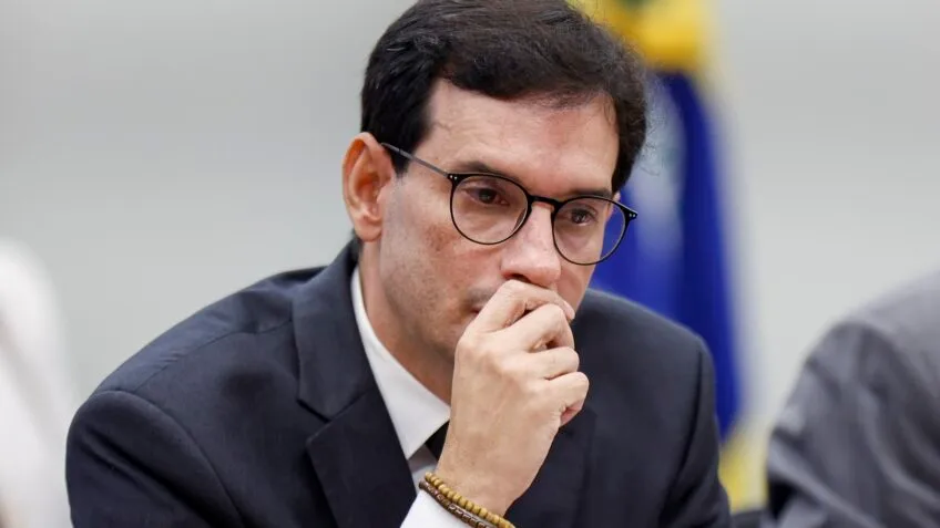 Fim da 6×1: Relator propõe excluir quem ganha mais de R$ 16 mil do limite de horas de trabalho