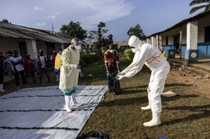 Ebola: Uganda registra mais 3 casos e eleva alerta após surto devastador no Congo