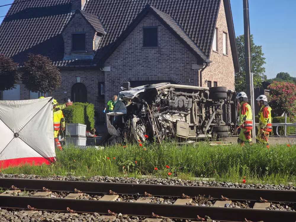 Tragédia na Bélgica: Trem colide com ônibus escolar e deixa 4 mortos, incluindo 2 adolescentes e motorista