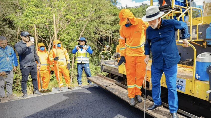 BR-319: Lula Visita Trecho Crítico da Estrada Amazônica Após 50 Anos de Disputas e Promete Asfaltamento com Cuidado Ambiental