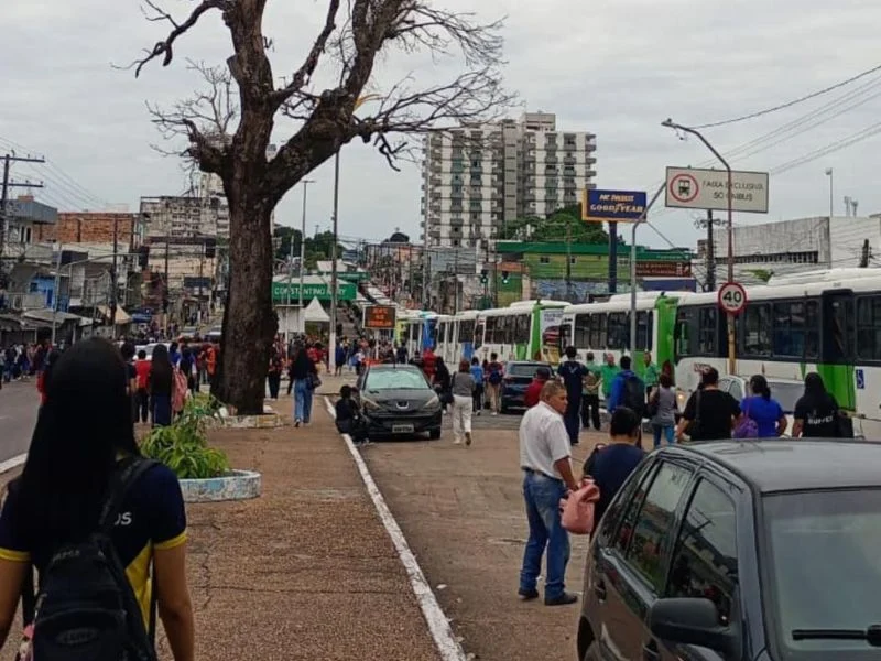 Paralisação de ônibus 6×1 no Centro de Manaus: motoristas protestam contra jornada exaustiva e impactam circulação na capital