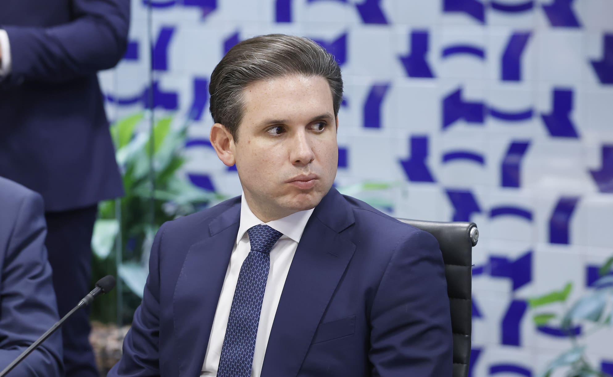Governo, em pânico com “pauta-bomba” do Senado, corre atrás de Hugo Motta para travar votação na Câmara