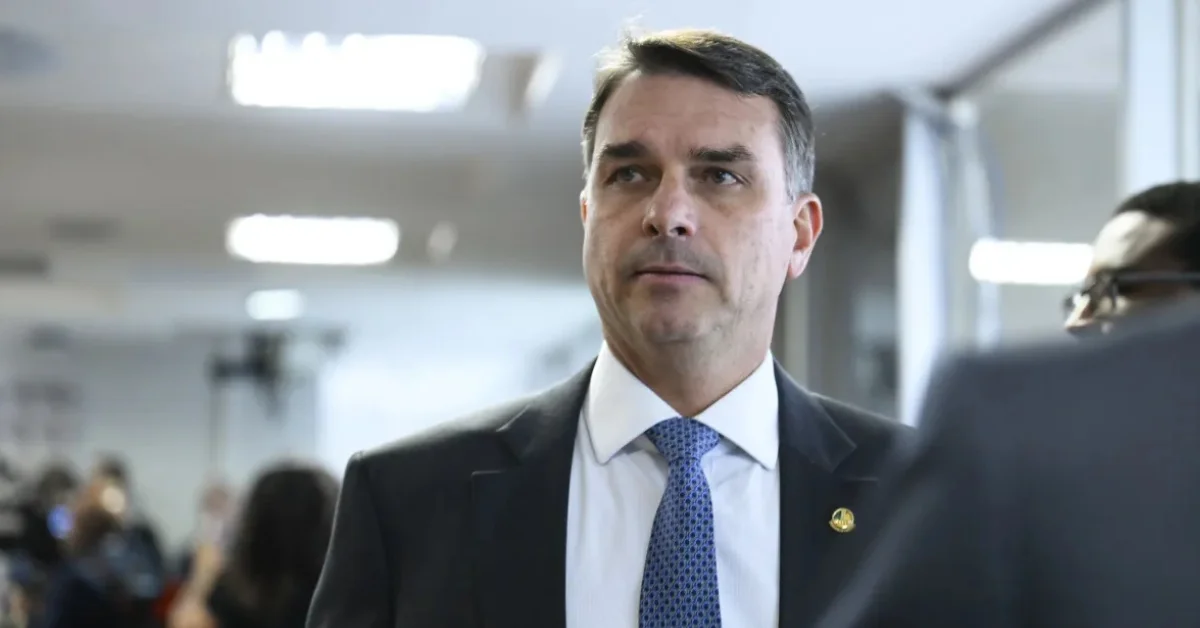 Plenário do TSE decide sobre suspensão de pesquisa que apontou queda de Flávio Bolsonaro
