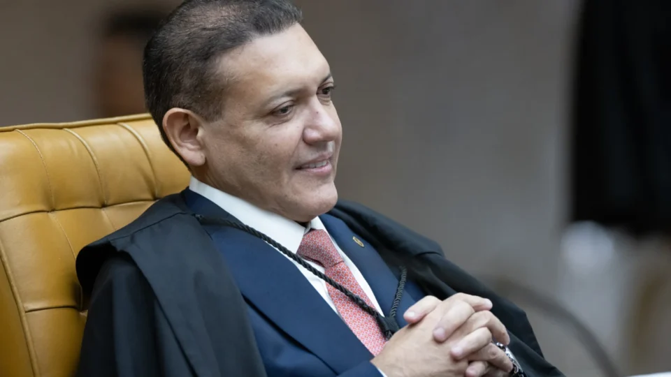 A pedido do PL, Nunes Marques suspende pesquisa que indicou queda de Flávio Bolsonaro