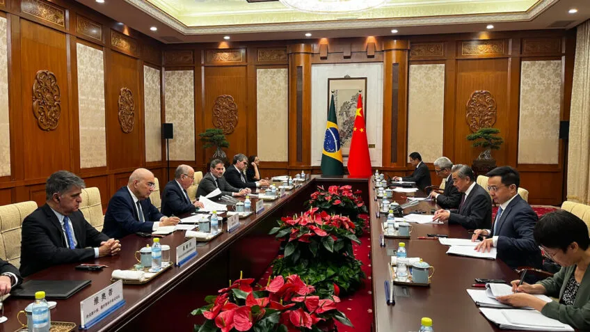 Mauro Vieira e Ministro Chinês Discutem Reforma da OMC em Pequim: O Futuro do Comércio Global em Debate