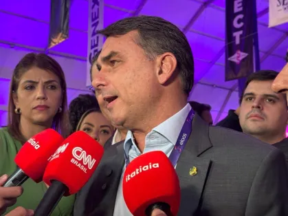 Flávio Bolsonaro nega pedido de dinheiro a Vorcaro para filme de Jair e critica Zema por ‘precipitação’