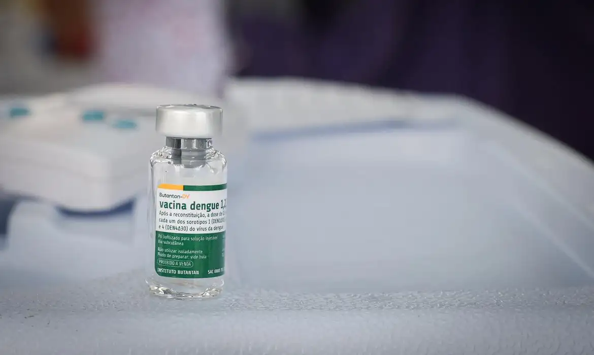Vacina da Dengue: Butantan Segue Estudo Crucial em Idosos no Sul do Brasil Após Suspensão Nacional