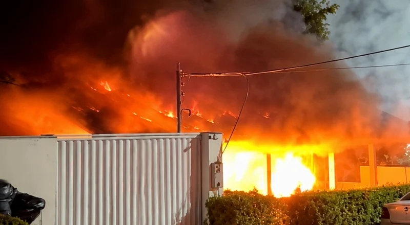 Incêndio Devasta Casa em Manaus: Desespero e Correria Marcados por Chamas Intensas na Zona Centro-Oeste